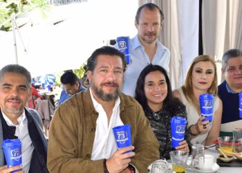 Alejandro Castro, Harris y Ángeles Bolaños, Claudia y Enrique Fernández y Carlos Castro.