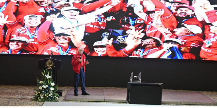 Alfredo Harp presenta libro