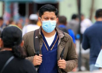 Foto: Adrián Gaytán // Algunas personas han retornado al uso del cubrebocas para evitar males respiratorios.