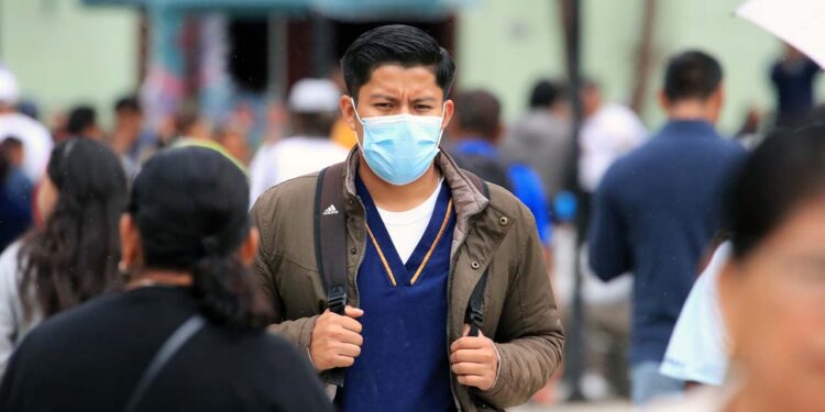 Foto: Adrián Gaytán // Algunas personas han retornado al uso del cubrebocas para evitar males respiratorios.