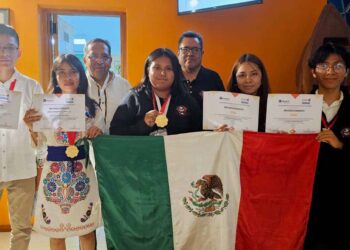 Foto: Gobierno de Oaxaca // Alumnos del Cobao galardonados.