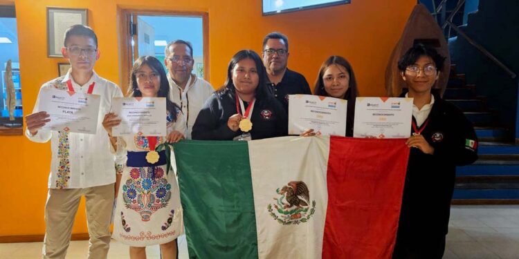 Foto: Gobierno de Oaxaca // Alumnos del Cobao galardonados.