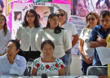Foto: Luis Alberto Cruz // Familiares y amigos de la enfermera Vianney quien desapareció el 22 de octubre al finalizar su jornada laboral y fue hallada sin vida en un predio de Xoxocotlán.