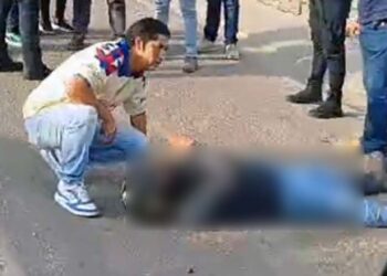 Automovilistas abanderaron el lugar para evitar otro accidente.