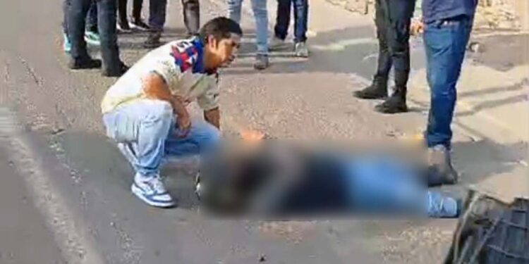 Automovilistas abanderaron el lugar para evitar otro accidente.