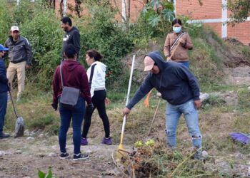 Autoridades y trabajadores del gobierno emprendieron acciones de limpieza en el Cerro de las Minas.