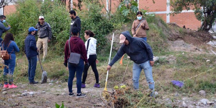 Autoridades y trabajadores del gobierno emprendieron acciones de limpieza en el Cerro de las Minas.