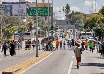 Foto: Luis Alberto Cruz // Bloqueo de trabajadores de la salud en el crucero de Fonapas.
