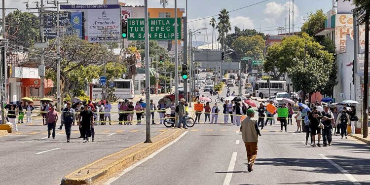 Foto: Luis Alberto Cruz // Bloqueo de trabajadores de la salud en el crucero de Fonapas.