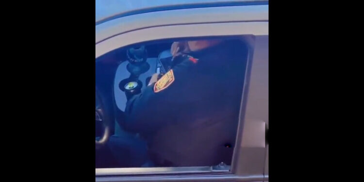 VIDEO | Policía de la CdMX es captado inhalando cocaína mientras patrullaba en Álvaro Obregón