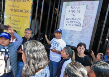 Foto: Adrián Gaytán // Comerciantes del Mercado de Artesanías, durante una protesta por el presunto robo de su mercancía.