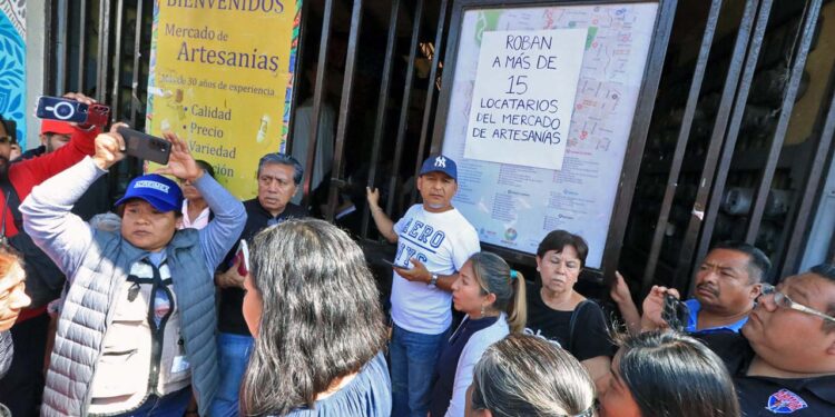 Foto: Adrián Gaytán // Comerciantes del Mercado de Artesanías, durante una protesta por el presunto robo de su mercancía.