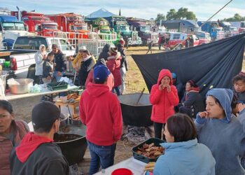 Foto: redes sociales // Caminantes realizaron una parada el domingo en San Sebastián Cuacnopalan donde desayunaron camino a Juquila.