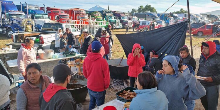 Foto: redes sociales // Caminantes realizaron una parada el domingo en San Sebastián Cuacnopalan donde desayunaron camino a Juquila.