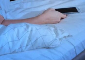 ¿Qué tan riesgoso es dormir con el celular?