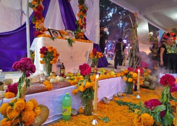 Pan, flores, copal y velas, son algunos de los elementos que se pueden apreciar en la exposición de altares.