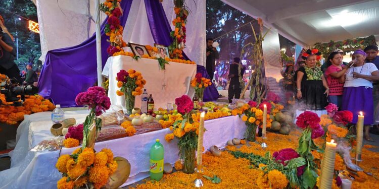 Pan, flores, copal y velas, son algunos de los elementos que se pueden apreciar en la exposición de altares.