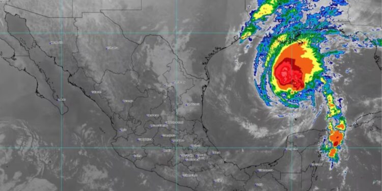 ¡Lluvias fuertes en distintas partes del país por Ciclón Rafael y frente frío N° 8!