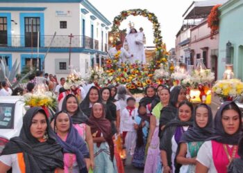 Fotos: Adrián Gaytán // Colorida calenda por las calles aledañas al templo de la Merced por su reapertura.
