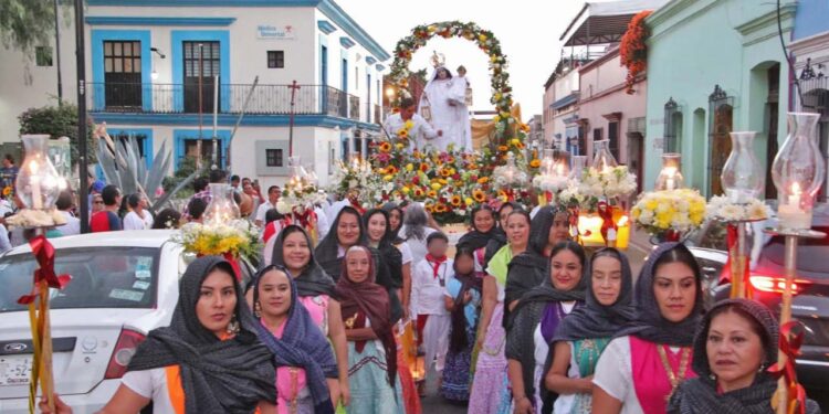 Fotos: Adrián Gaytán // Colorida calenda por las calles aledañas al templo de la Merced por su reapertura.