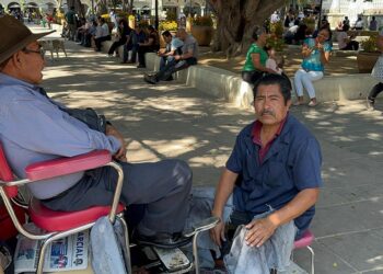 Foto: Álvaro Cuitláhuac López // Con 33 años como lustrador de calzado, Sergio Navarro ha visto pasar caras y la historia viva de la ciudad.