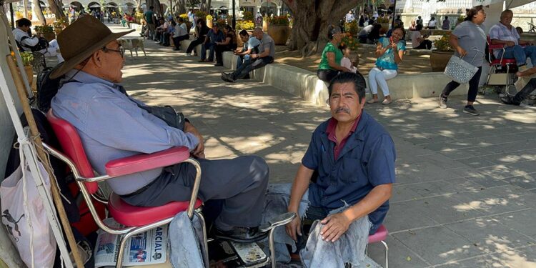Foto: Álvaro Cuitláhuac López // Con 33 años como lustrador de calzado, Sergio Navarro ha visto pasar caras y la historia viva de la ciudad.