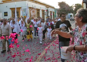 Foto: Adrián Gaytán // Con pétalos de rosas se honró la presencia de la imagen de la Virgen de La Merced.