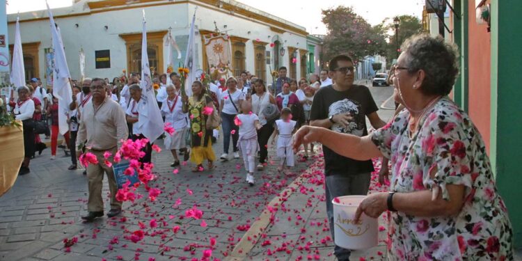Foto: Adrián Gaytán // Con pétalos de rosas se honró la presencia de la imagen de la Virgen de La Merced.