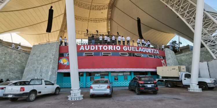 Con un programa lleno de arte, música y tradición, se homenajeó al Auditorio Guelaguetza.
