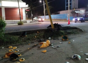Se pasó de copas y  chocó con semáforo