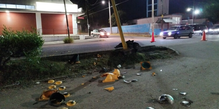 Se pasó de copas y chocó con semáforo