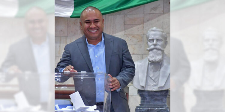 Foto: cortesía // Dante Montaño Montero, diputado del PT, emitiendo su voto para la mesa directiva.