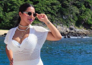 Denisse Hernández Dávila, colaborando en la Asociación de Hoteles de Huatulco.