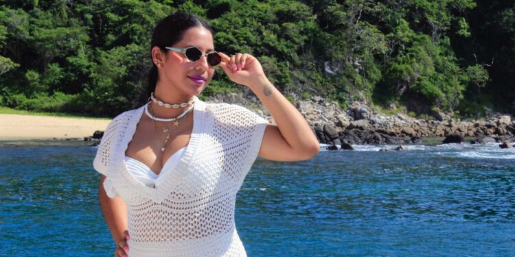 Denisse Hernández Dávila, colaborando en la Asociación de Hoteles de Huatulco.
