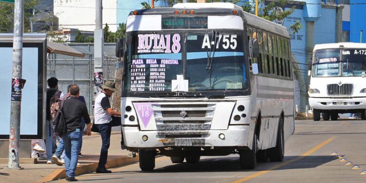 Foto: Adrián Gaytán // Después del alza en la tarifa, las unidades ‘chatarra’ siguen circulando en la ciudad.