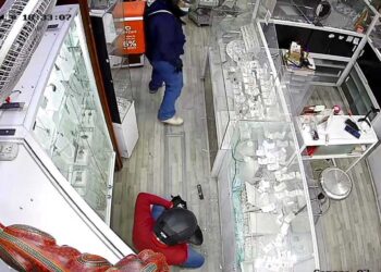 Dos sujetos asaltaron la joyería en pleno andador turístico.