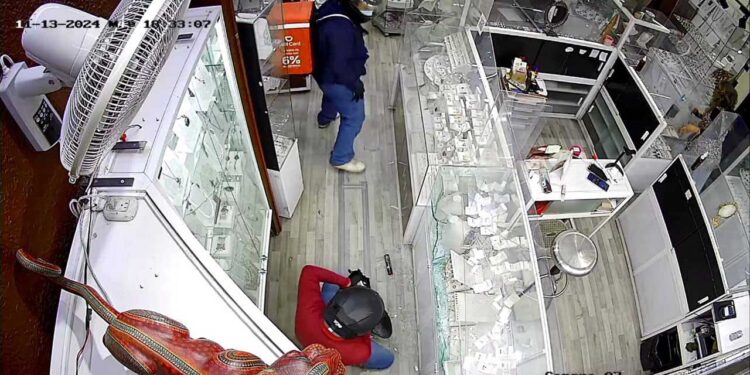 Dos sujetos asaltaron la joyería en pleno andador turístico.