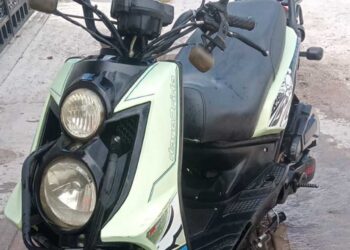Le roban su moto  frente a su hogar