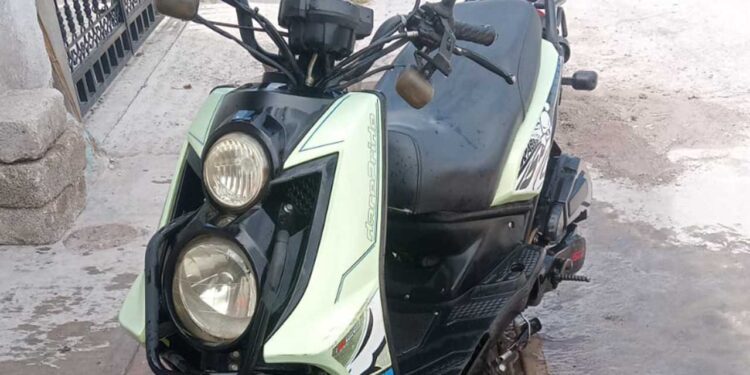 Le roban su moto frente a su hogar