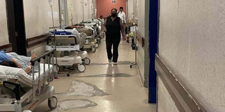 Foto: redes sociales // Descarapelado el piso del hospital Dr. Aurelio Valdivieso.