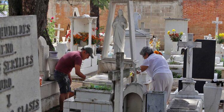 Foto: Luis Alberto Cruz // Desde ayer los capitalinos comenzaron a visitar las tumbas de sus difuntos.