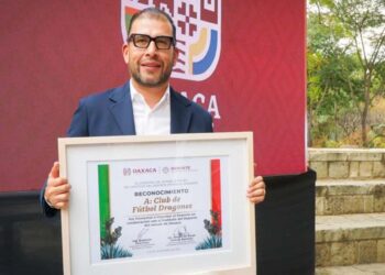 Dragones de Oaxaca recibió un reconocimiento por su apoyo al deporte.
