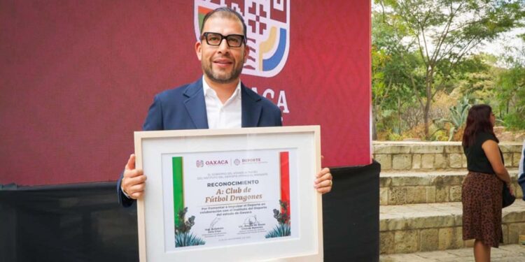 Dragones de Oaxaca recibió un reconocimiento por su apoyo al deporte.