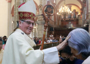 Foto: Adrián Gaytán // El arzobispo Pedro Vázquez Villalobos bendiciendo a fieles durante su homilía dominical, en la Catedral.