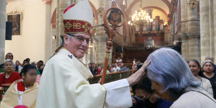Foto: Adrián Gaytán // El arzobispo Pedro Vázquez Villalobos bendiciendo a fieles durante su homilía dominical, en la Catedral.