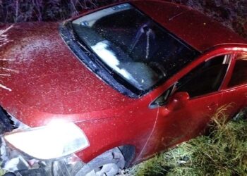El automóvil, un Nissan Tiida de color guinda fue encontrado abandonado en el lugar.