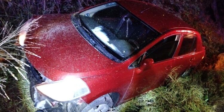El automóvil, un Nissan Tiida de color guinda fue encontrado abandonado en el lugar.