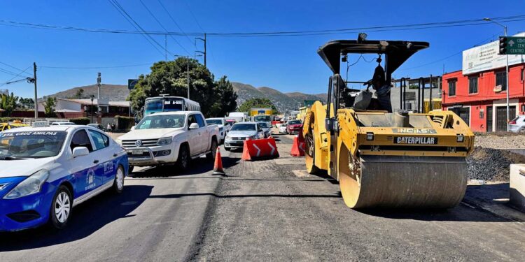 El avance de las obras es lento por el retraso en el suministro de asfalto, que viene de Puebla.