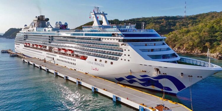 Foto: cortesía // El crucero Coral Princess procedente de Puerto Vallarta, Jalisco, arribó este viernes a Santa Cruz Huatulco.