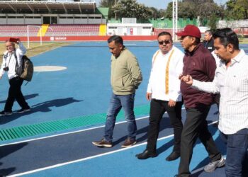 Foto: Luis Alberto Cruz // El gobernador Salomón Jara Cruz durante un recorrido por el Polideportivo.